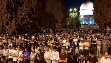 Thousands Of Palestinians Pray Fajr At Al Aqsa Mosque