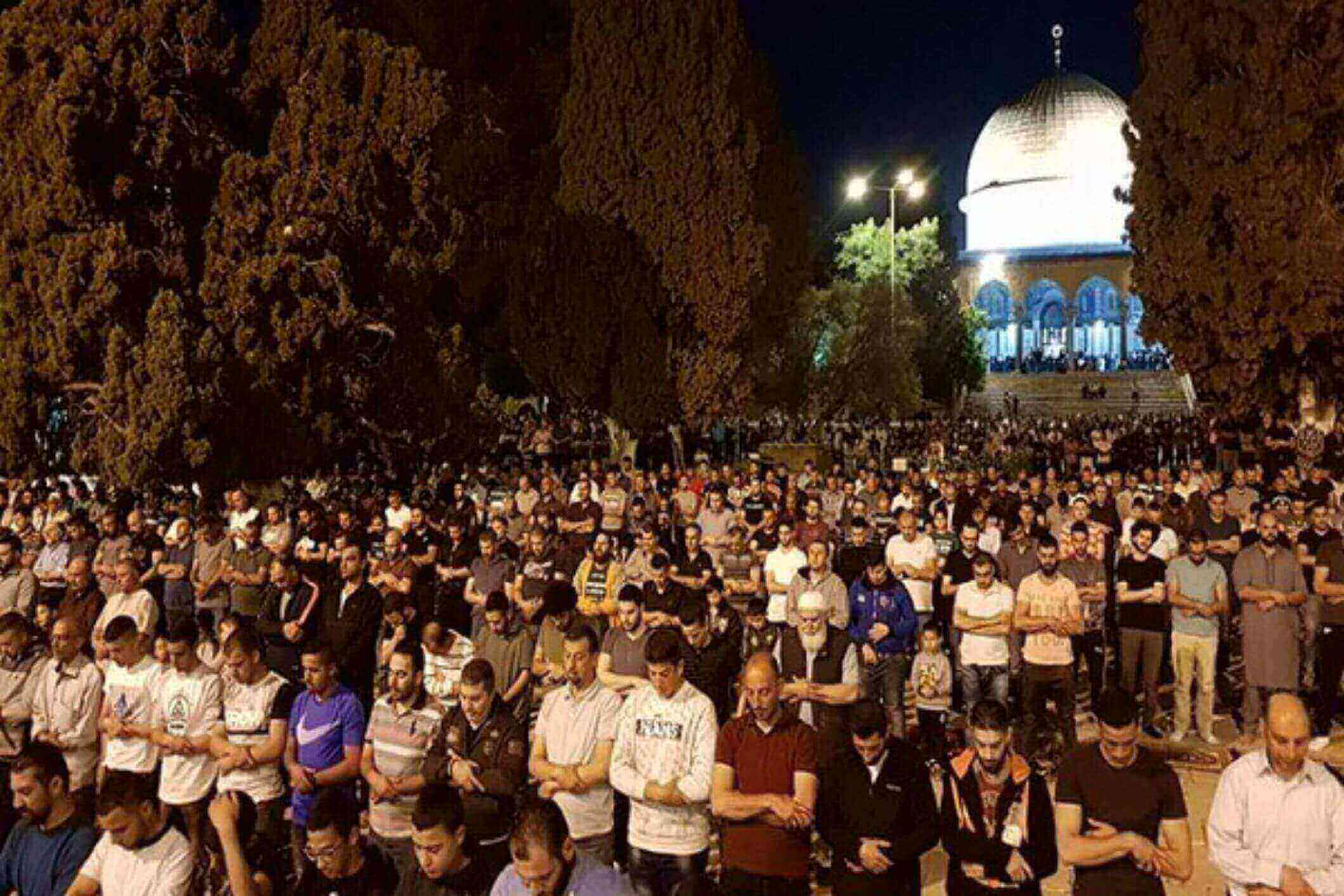 Thousands Of Palestinians Pray Fajr At Al Aqsa Mosque